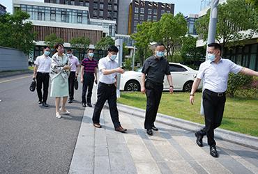 烈日炎炎，領(lǐng)導(dǎo)送信心|閔行區(qū)委委員、區(qū)人民檢察院黨組書記、檢察長(zhǎng)胡春健帶隊(duì)赴寶開智能開展大走訪、大排查